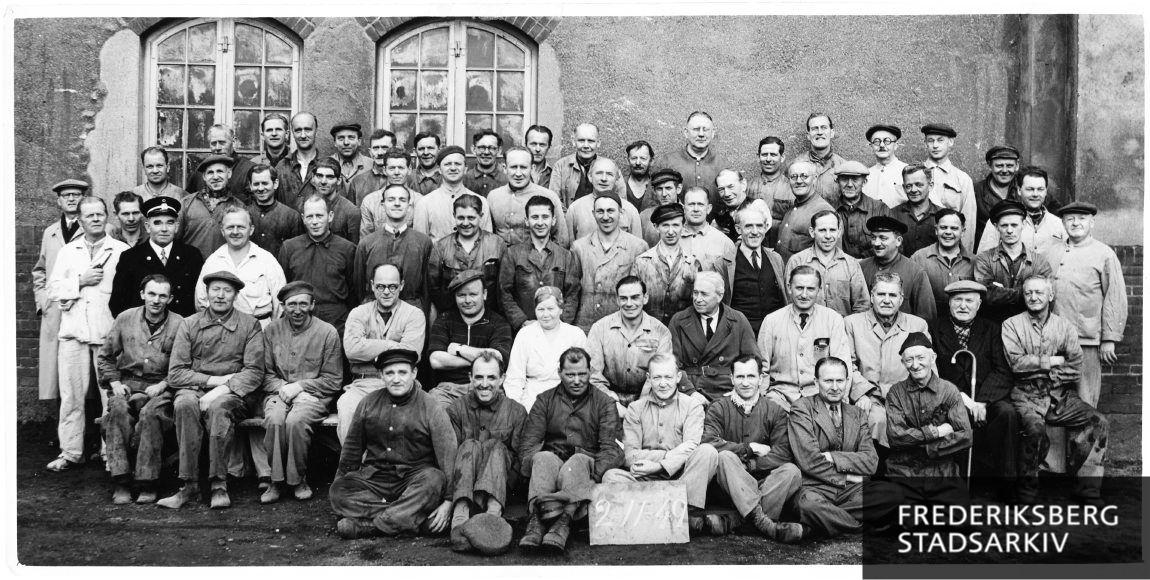 Personalet på A/S Frederiksberg Jernstøberi og Maskinfabrik fotograferet i gården til Rolighedsvej 15 i anledning af et jubilæum i 1949