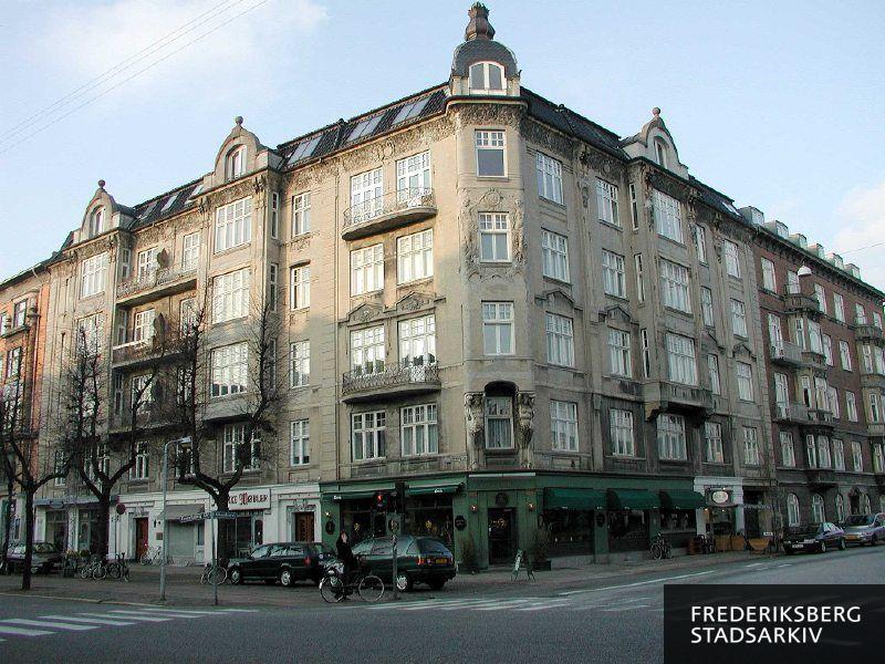 Hjørneejendommen Frederiksberg Allé 42-44 og Alhambravej 1