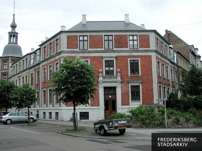 Bakkegårds Allé 11 ved Halls Allé, til venstre ses tårn og spir på Bakkegårds Allé 7