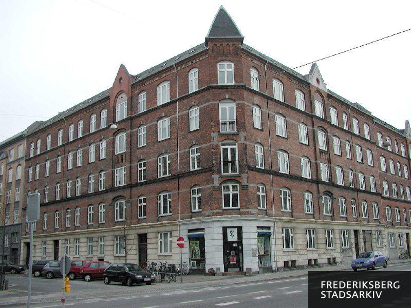 Hjørneejendommen Bentzonsvej 2-4 og Nyelandsvej 44 med tårn og galleri med indgang på hjørnet i stueetagen