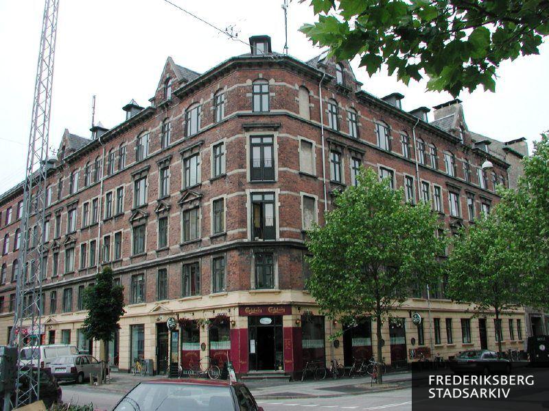 Hjørneejendommen Bentzonsvej 21-23 og Falstersvej 1 med værtshuset på hjørnet