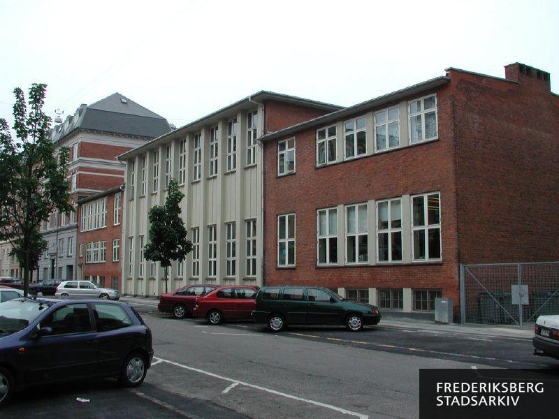 Bentzonsvej 49 blev en lang årrække kaldt Baghuset og hørte sammen med skolebygninger på Lollandsvej