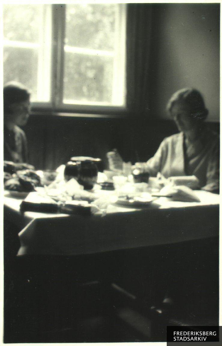 Frokostpause i barakbiblioteket på Jernbanestien