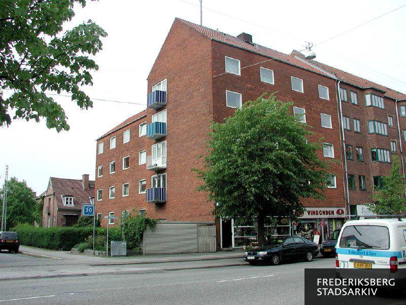 Borups Allé 125 med Blomsterforretningen Drivhuset og vinhandleren Vinbonden samt Duevej 111-113