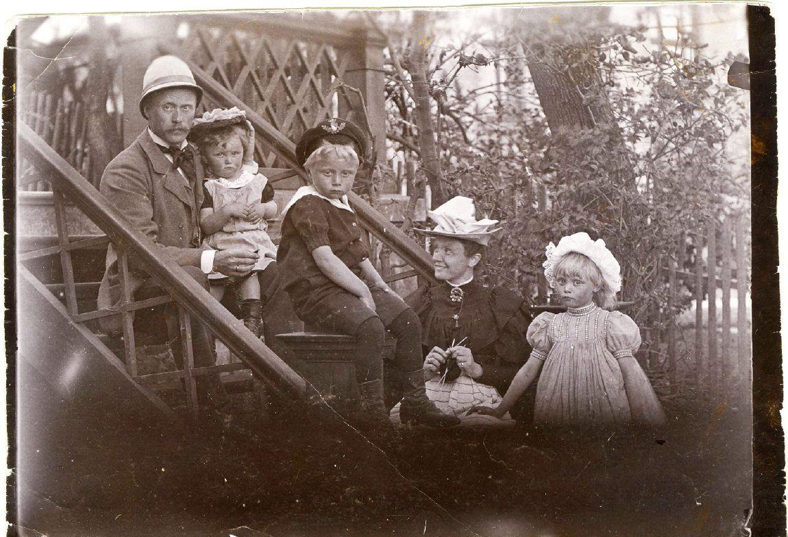 Olivia og Rolf Harboe med deres børn Poula, Helge og Ellen
