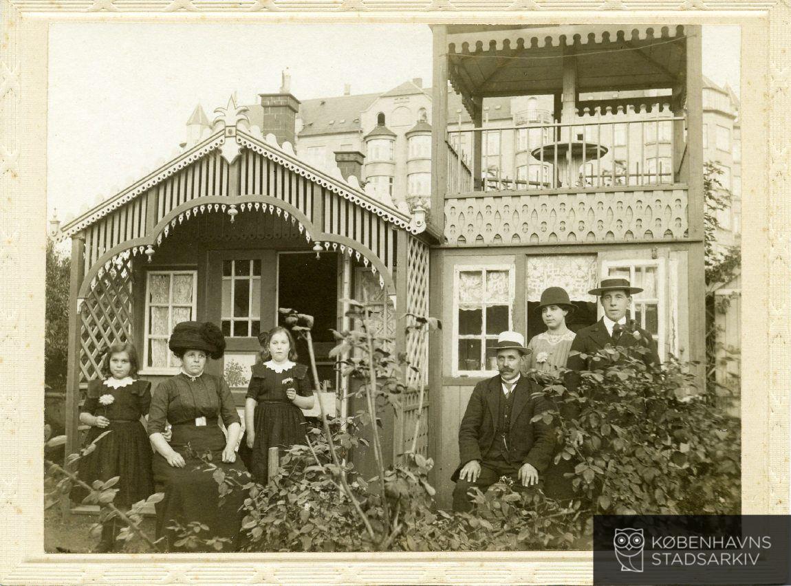 Familie i deres kolonihave
