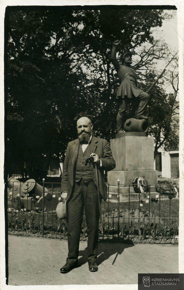 Harald Frederiksen foran statue