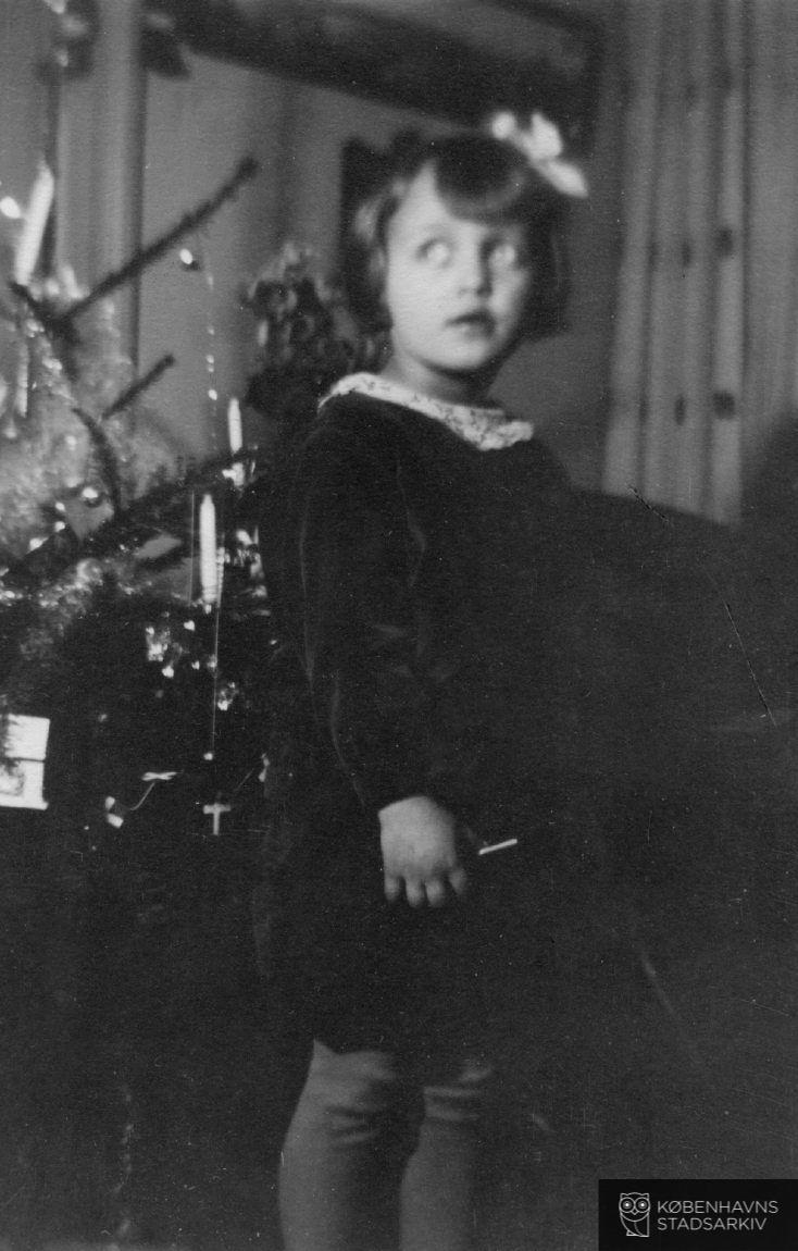 Pige foran juletræ