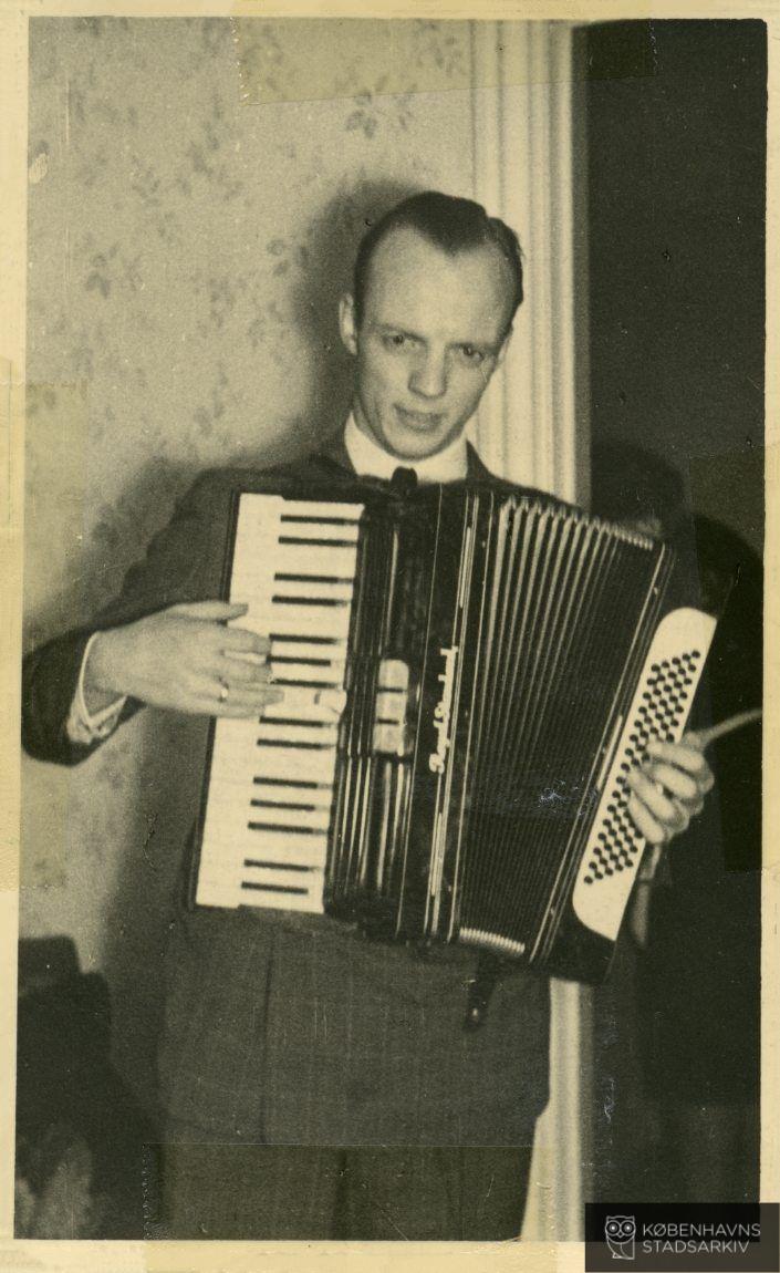Mand med harmonika