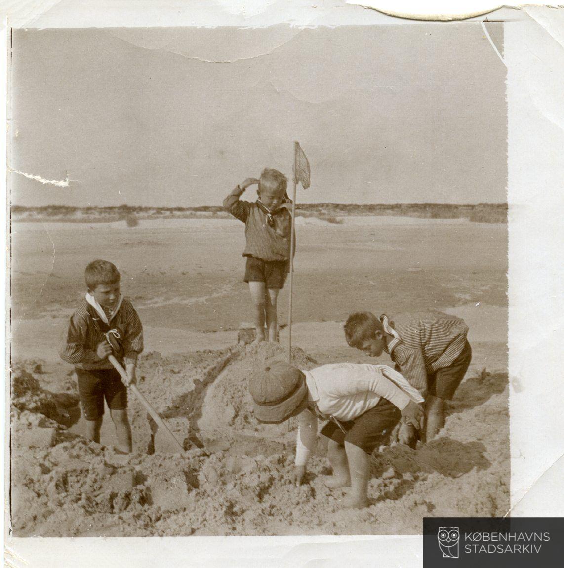 Drenge på stranden