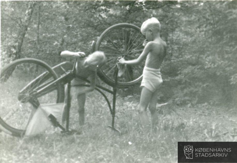 Drenge med cykel