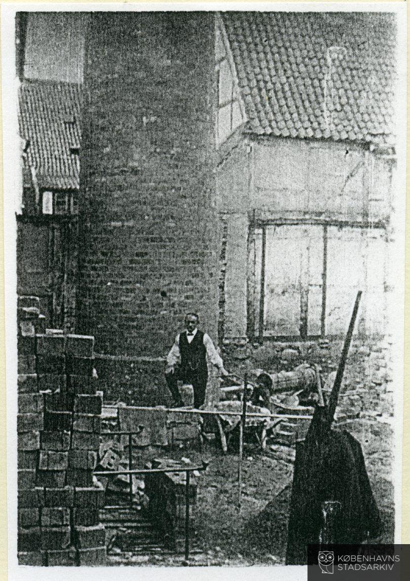 Mand ved bygning
