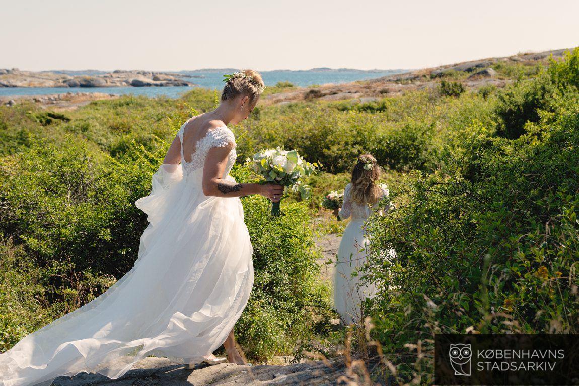 Cecilie og Maria efter deres vielse på Hönö i Sverige