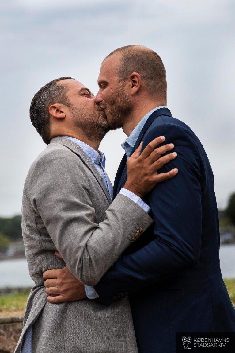 Nikolaj og Morten til deres vielse på Nyholm