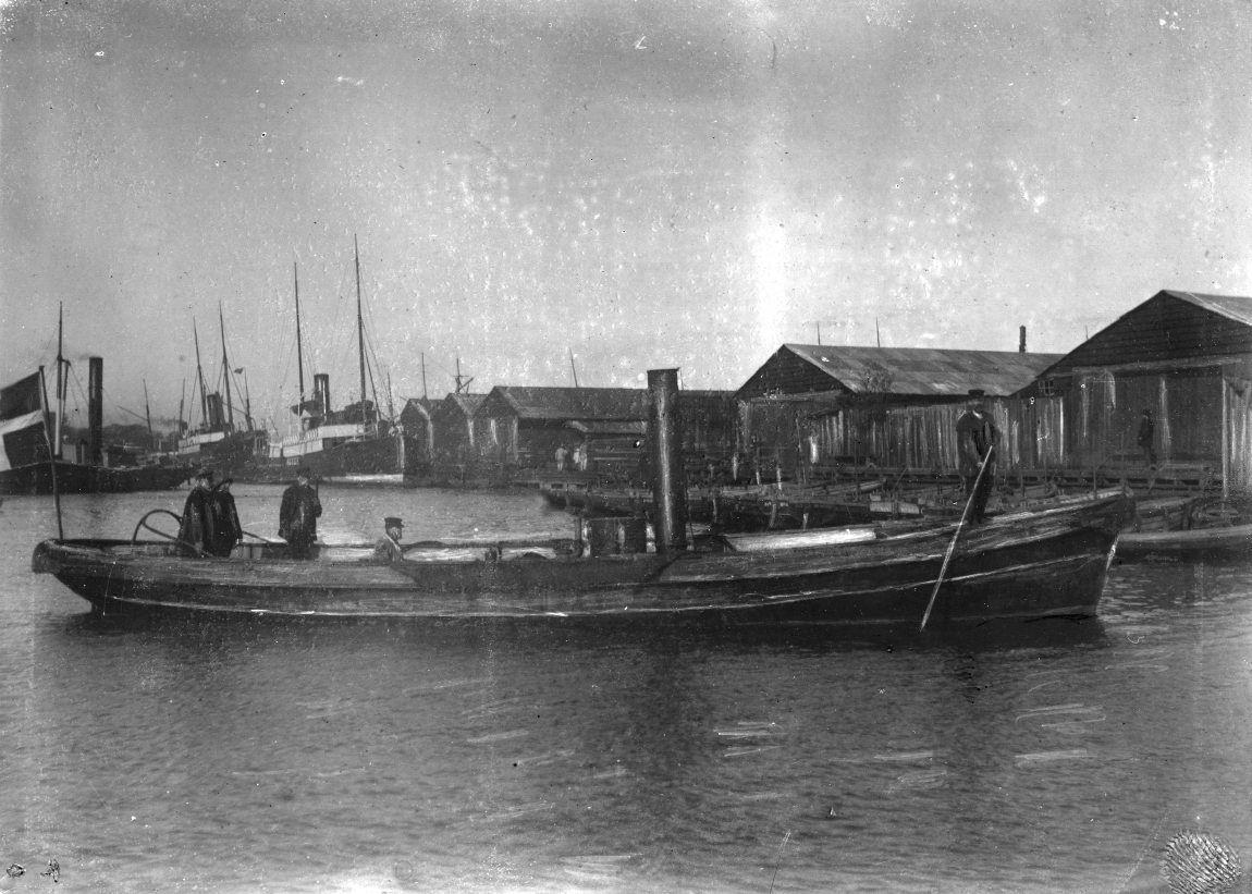 Erdkehlgraven, Holmen