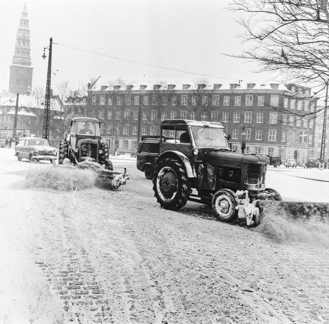 Snerydning med traktorer ved Børsen