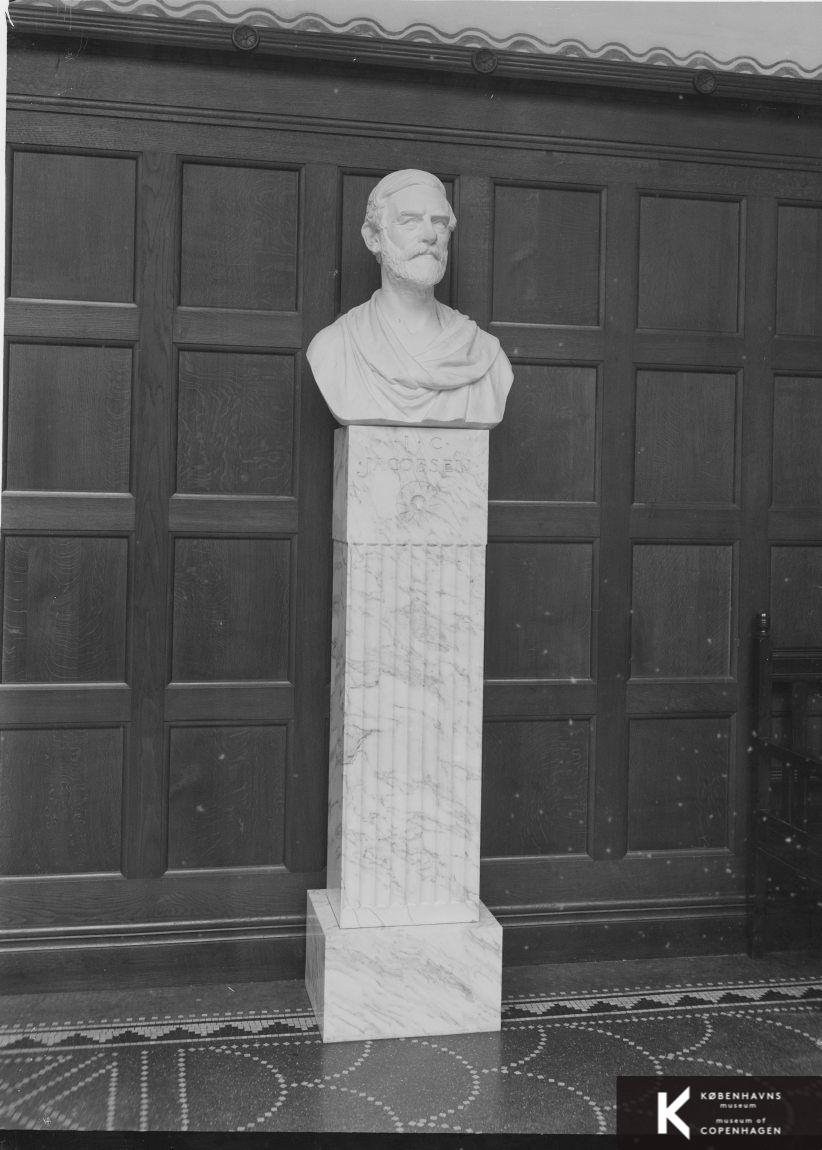 Rådhuset, buste af J. C. Jacobsen