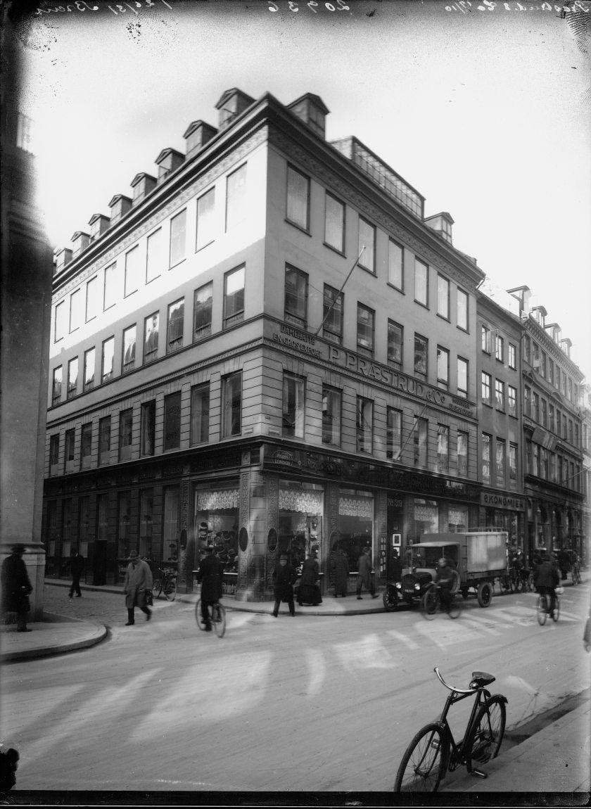 Købmagergade: gadehjørne, gadefacade, kantstensparkeret cykel, lastvogn, kvitvindue, cyklist, butiksfacade, butiksskilt, butiksvindue, købmagergade 39, løvstræde 2, opført 1730-1761