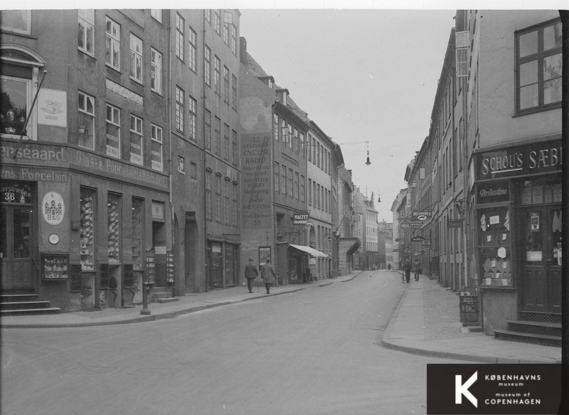 Læderstræde set fra Hyskenstræde og Naboløs