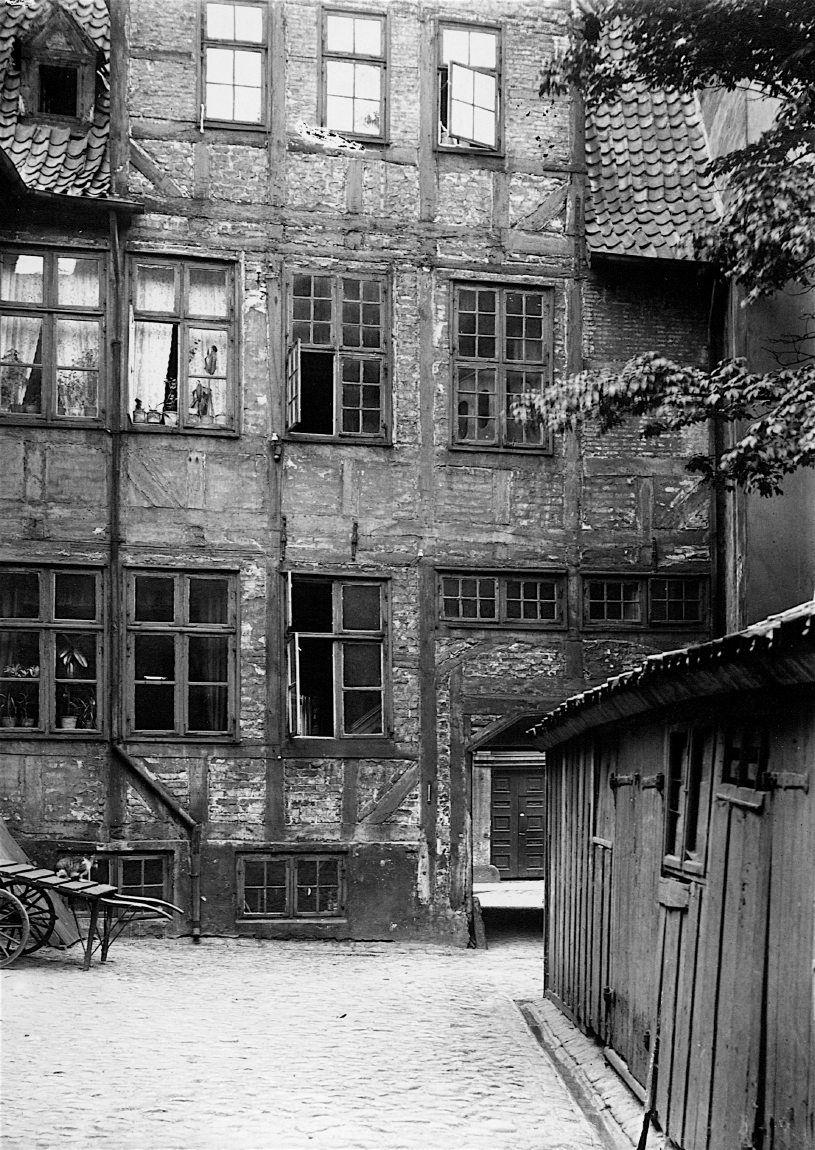 Store Kannikestræde 10