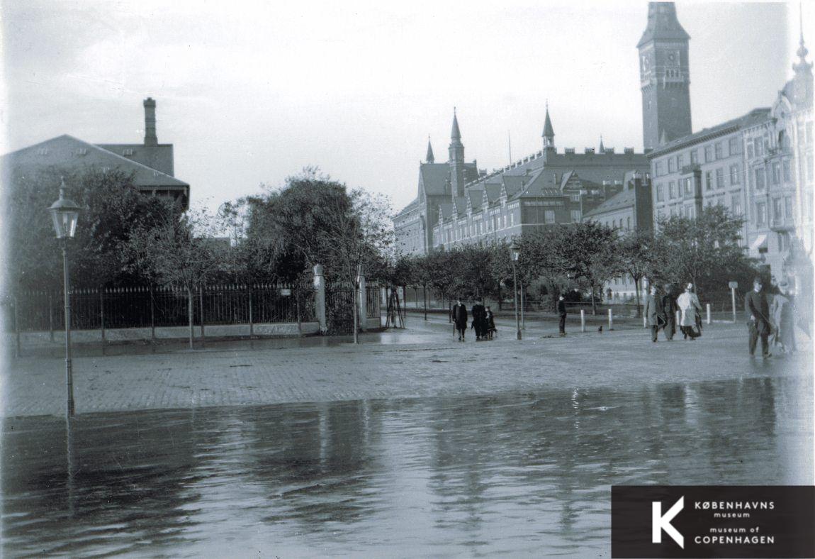 H.C. Andersens Boulevard ved hjørnet af Tietgensgade. Set mod Rådhuset.  Motiv: H.C. Andersens Boulevard ved hjørnet af Tietgensgade. Set mod Rådhuset.  Ledeord: h.c. andersens boulevard, tivoli bagindgang