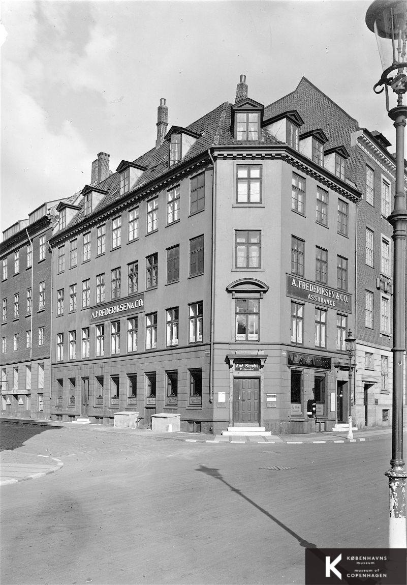 Ved Stranden 8
