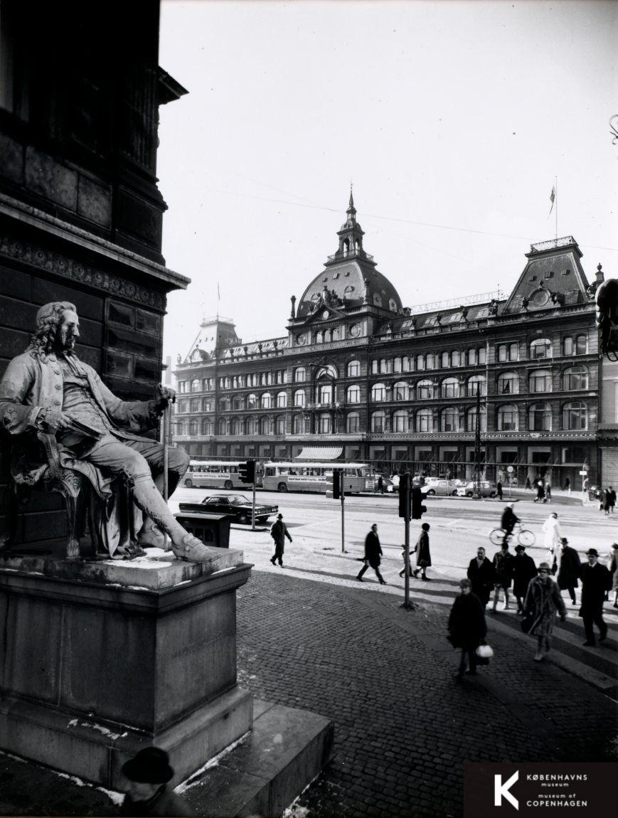 Kongens Nytorv, Magasin du Nord, Holberg-statuen