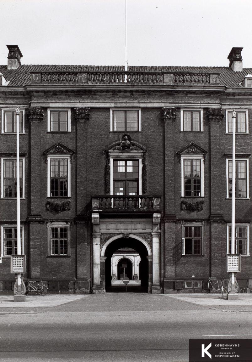 Kongens Nytorv, Charlottenborg