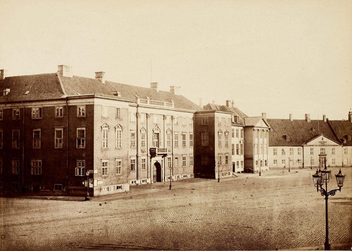 Kongens Nytorv, Charlottenborg