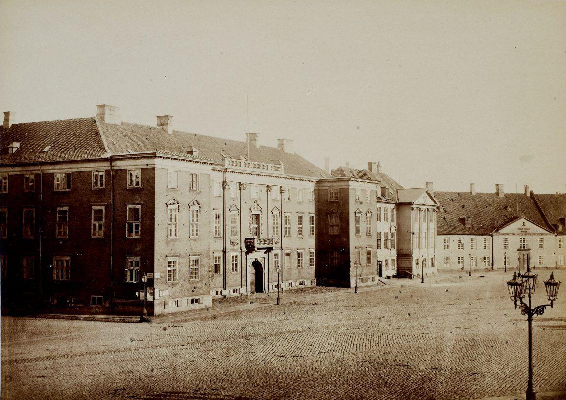 Kongens Nytorv, Charlottenborg