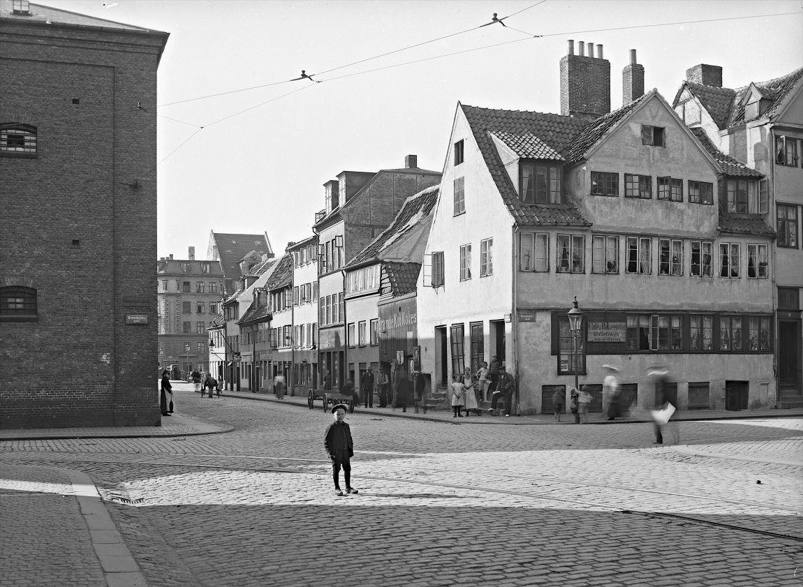 Sankt Annæ Gade, hjørnet af Dronningensgade