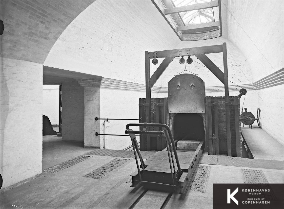 Bispebjerg Krematorium: indretning, interiør, ovenlysloft, sliske, hejseanordning, hejseværk