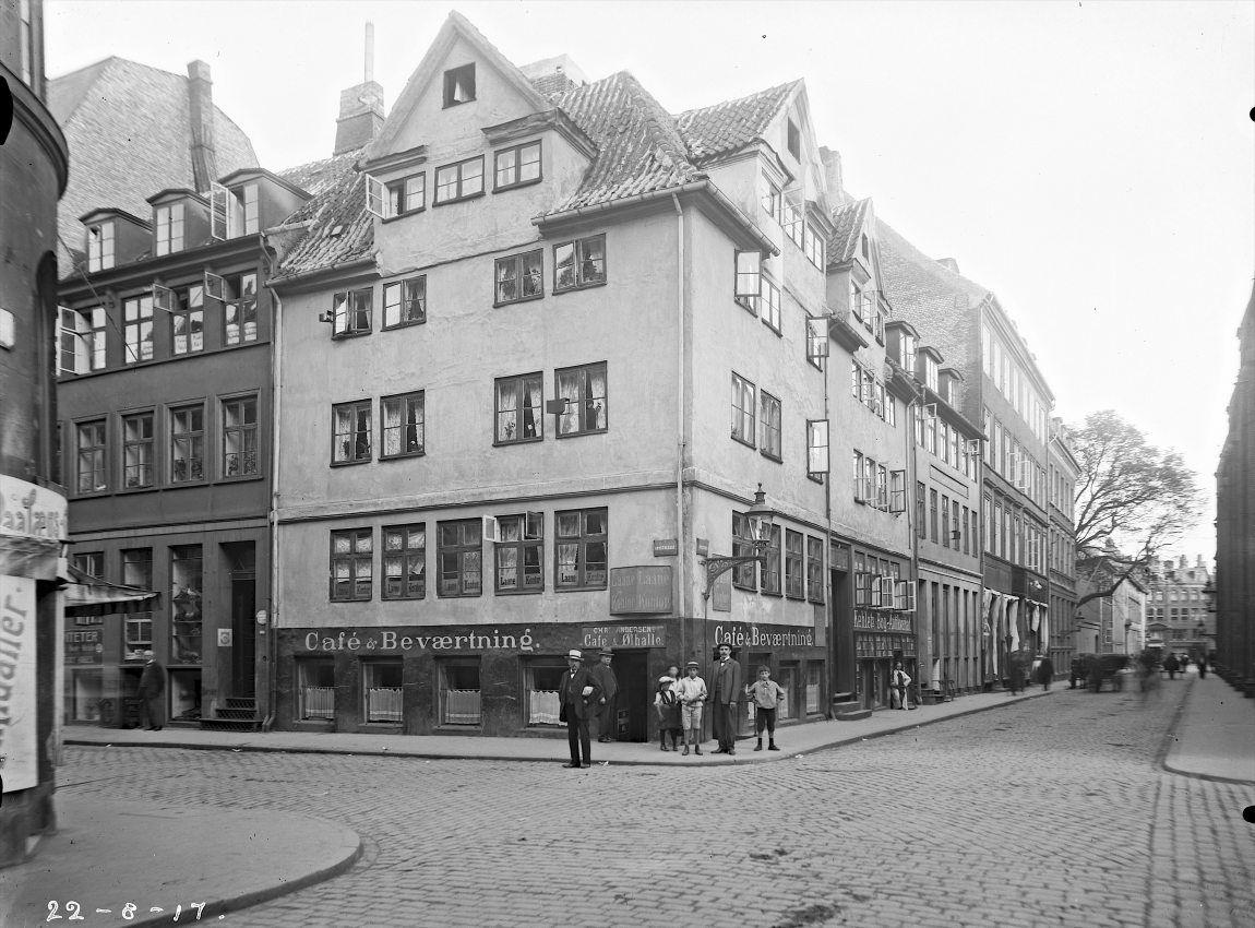 Fiolstræde 18, hjørnet af Krystalgade