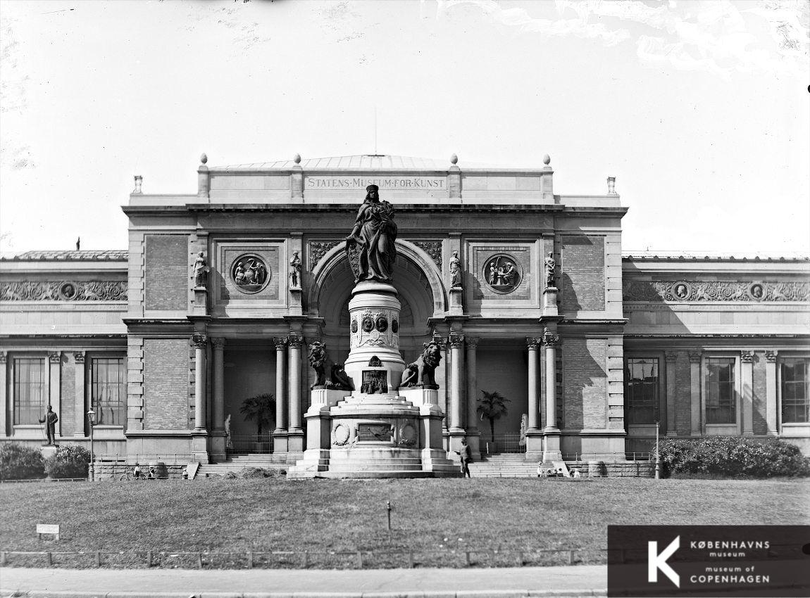 Danmarksmonumentet foran Statens Museum for Kunst