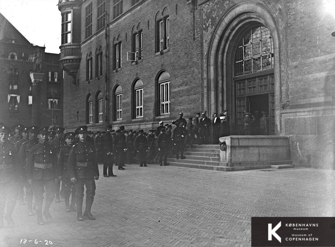 Rådhuset, engelsk infanteris ankomst