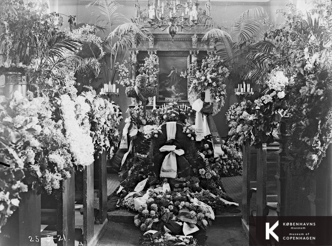 Gentofte Kirke udsmykket til Martin Nyrops begravelse