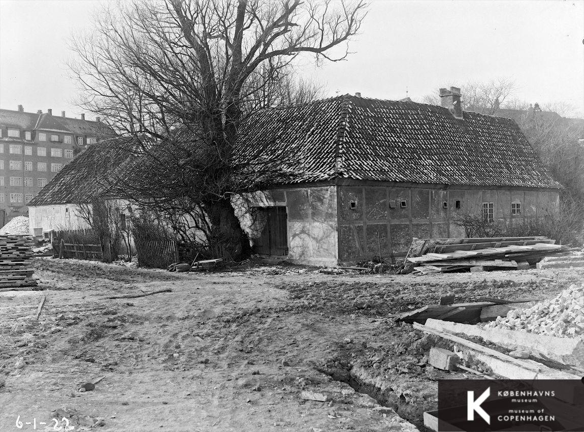 Møllegården set fra Vor Frelser Kirkegård mod Amagerbrogade