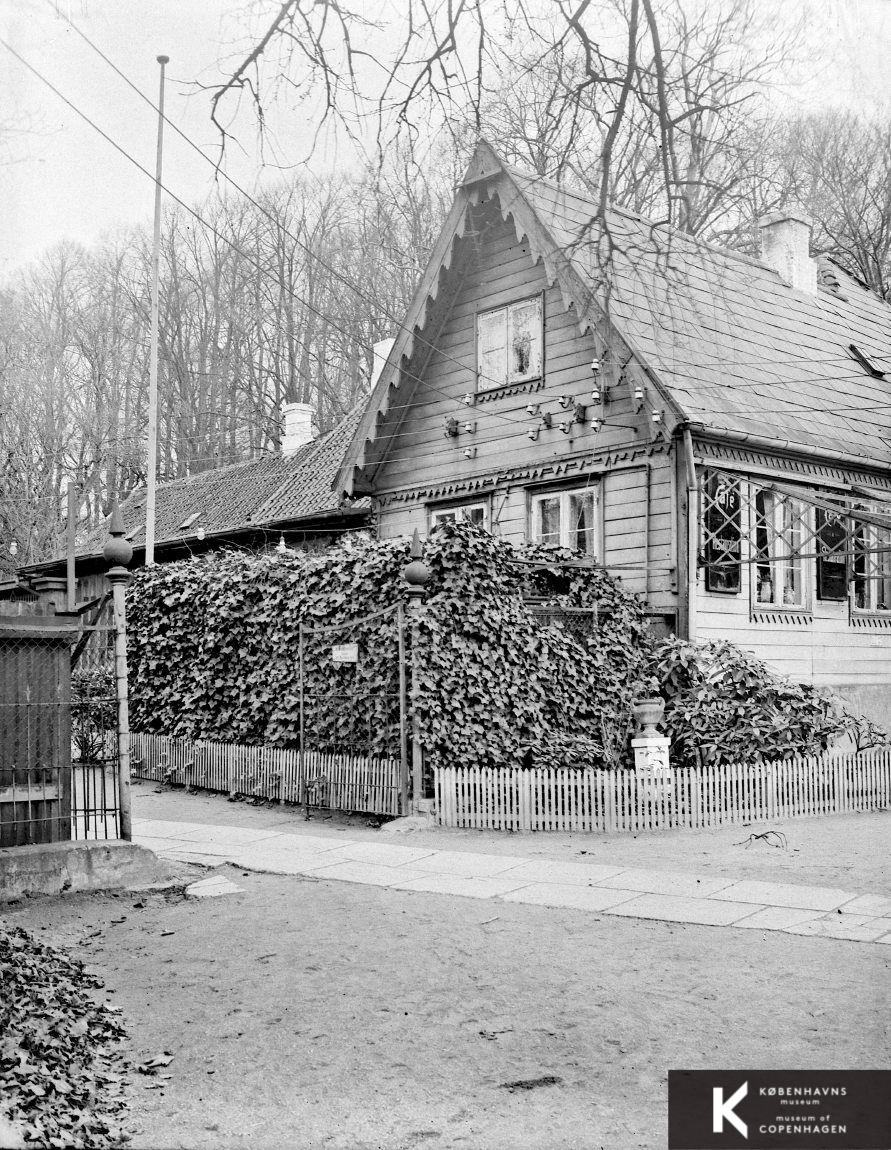 Gavlen af Hovedbygningen og et Stykke af det Gammel Hus i Korups Have