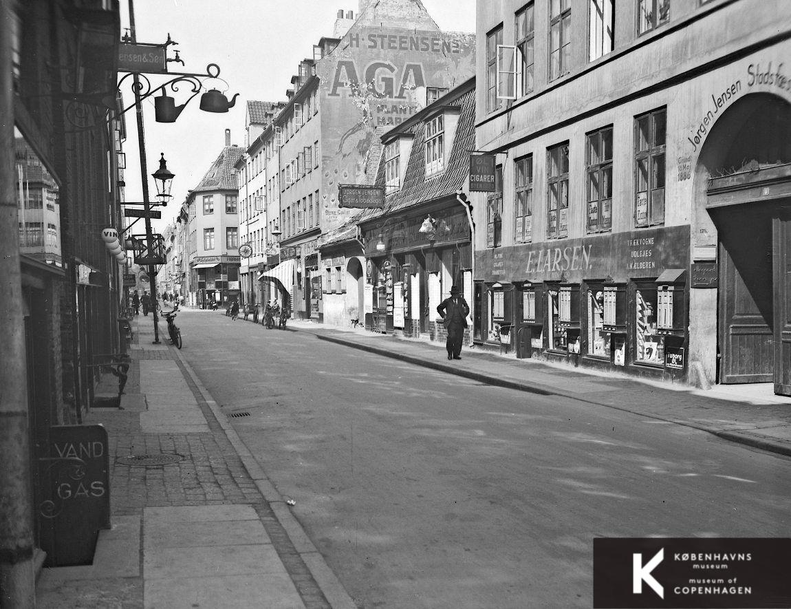 Larsbjørnsstræde fra Nummer 8 mod Studiestræde