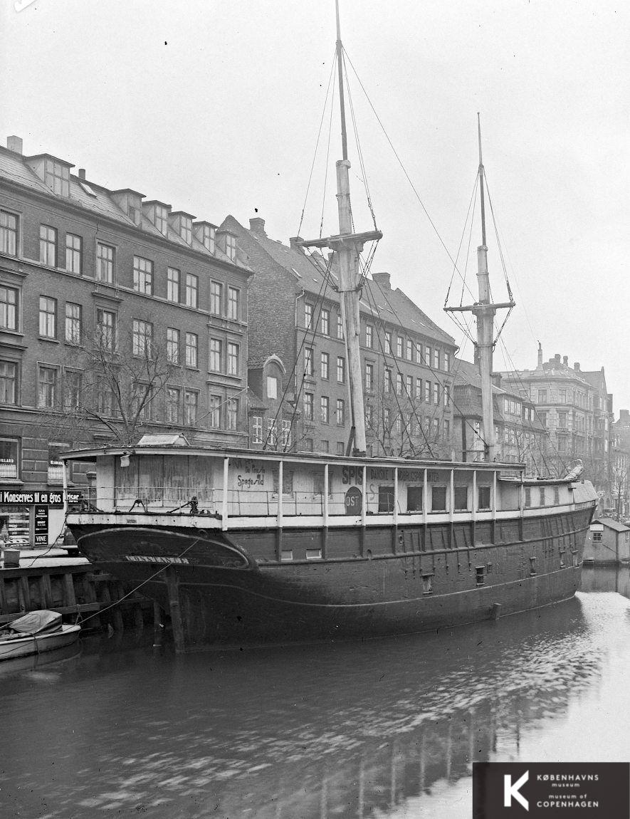 Overgaden o. V.mod Sofiegade - Den gl. grønl. Brig "Constance" i Forgr.