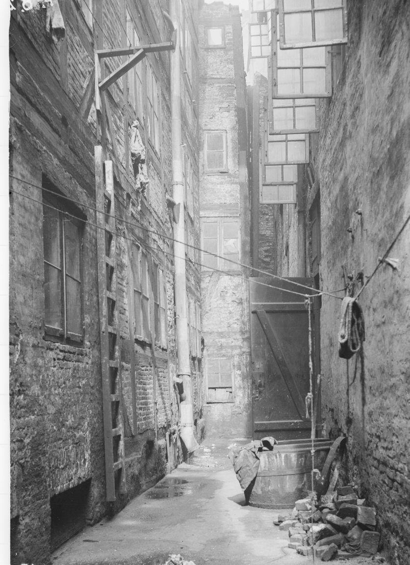 Pilestræde 78, 2. gård bag baghuset. Til højre indgangen til Williams Brænderi i Vognmagergade.