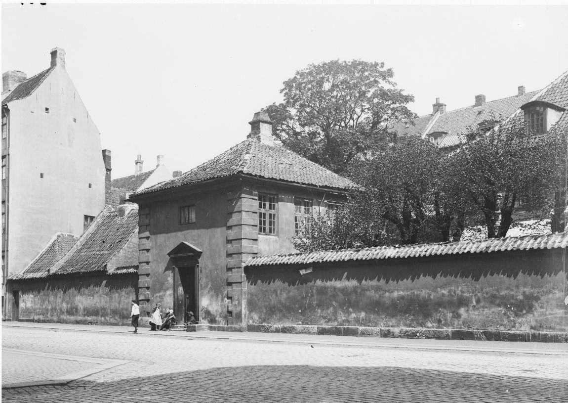 Olfert Fischers gade. Daværende Balsamgade. Søetatens Hospital. Hovedindgang