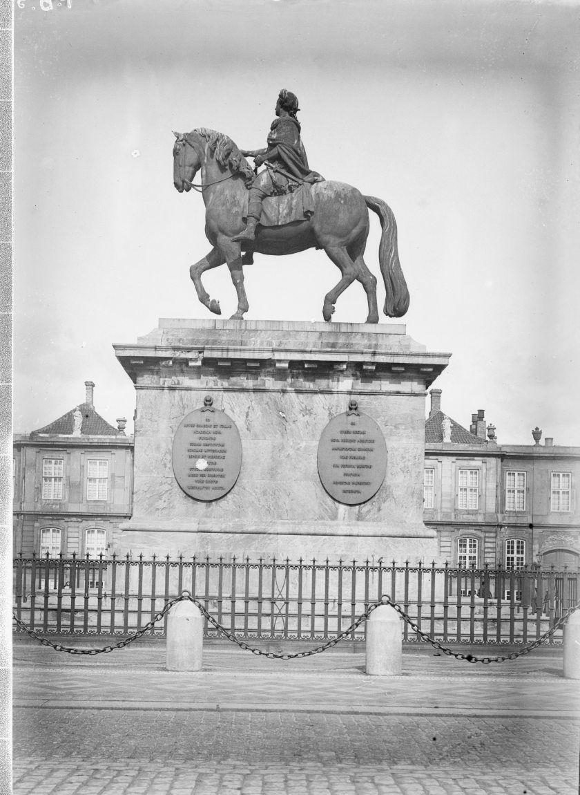 Amalienborg Slotsplads. Frederik V, Rytterstatuen.