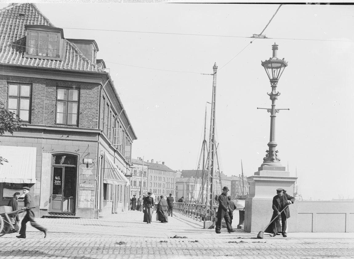 Ved Knippelsbro. Passagen langs skipperhuset "Kvasen"