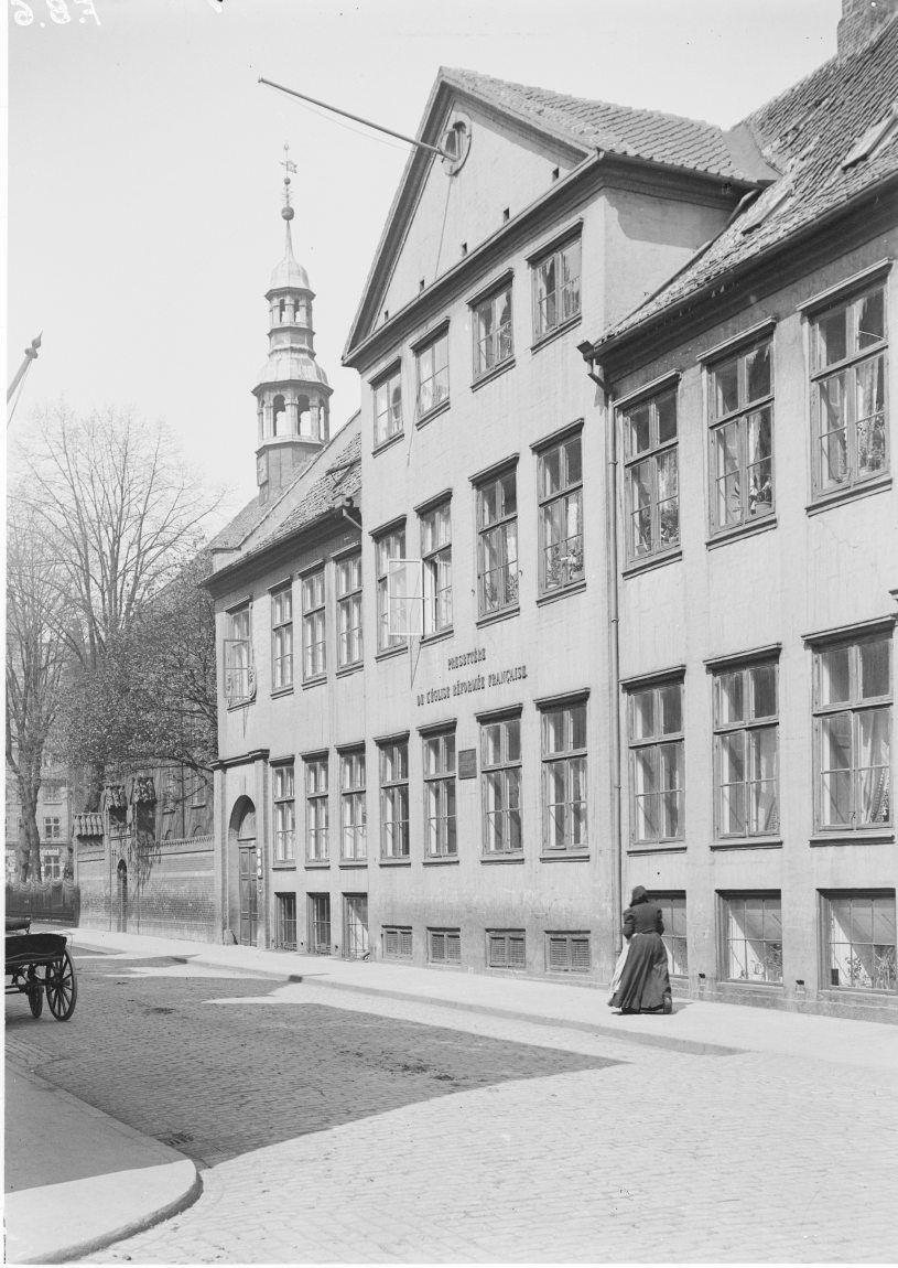 Åbenrå 34 med reformerte kirke.