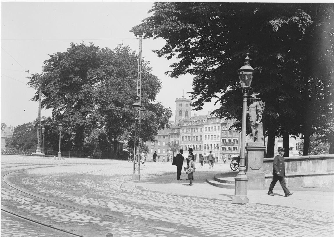 Christiansborgs Slotsplads set fra børsrampen.