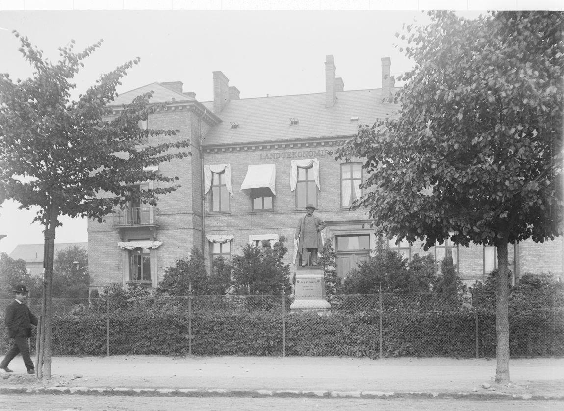 N. J. Fjord foran Landbohøjskolen