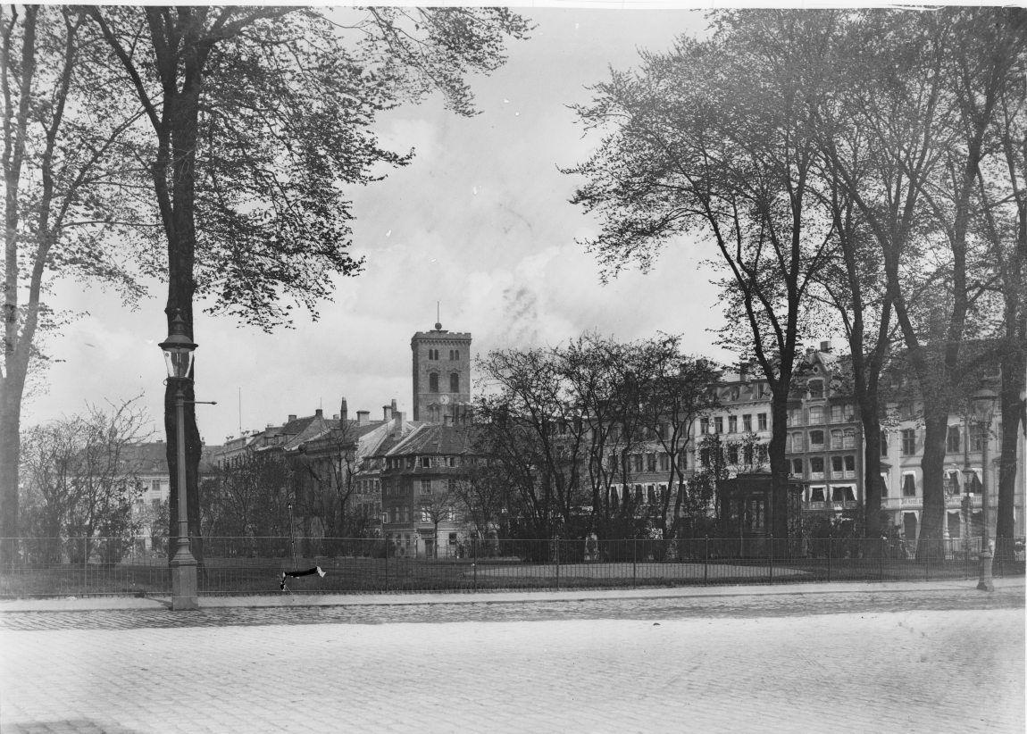 Christiansborg Slotsplads. Udsigt mod Nikolaj tårn.