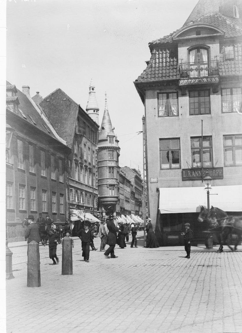 Bredgade. Hjørnet af Palægade set fra Kongens Nytorv