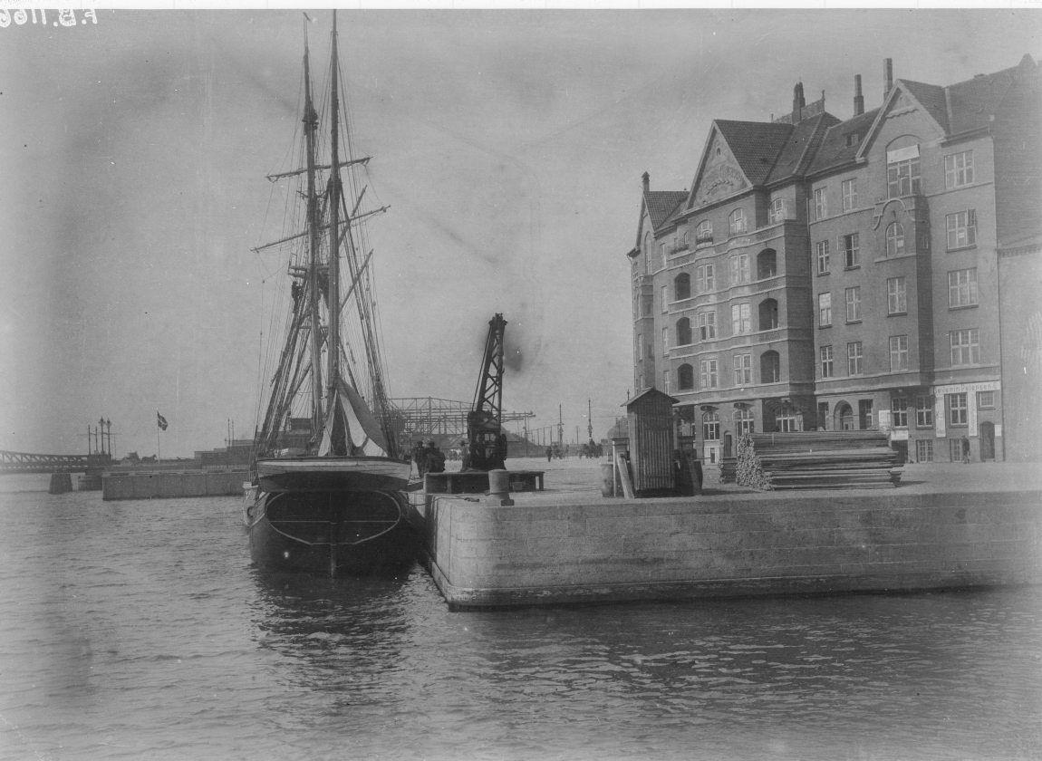 Havneparti ved Langebro. Kongsgård.